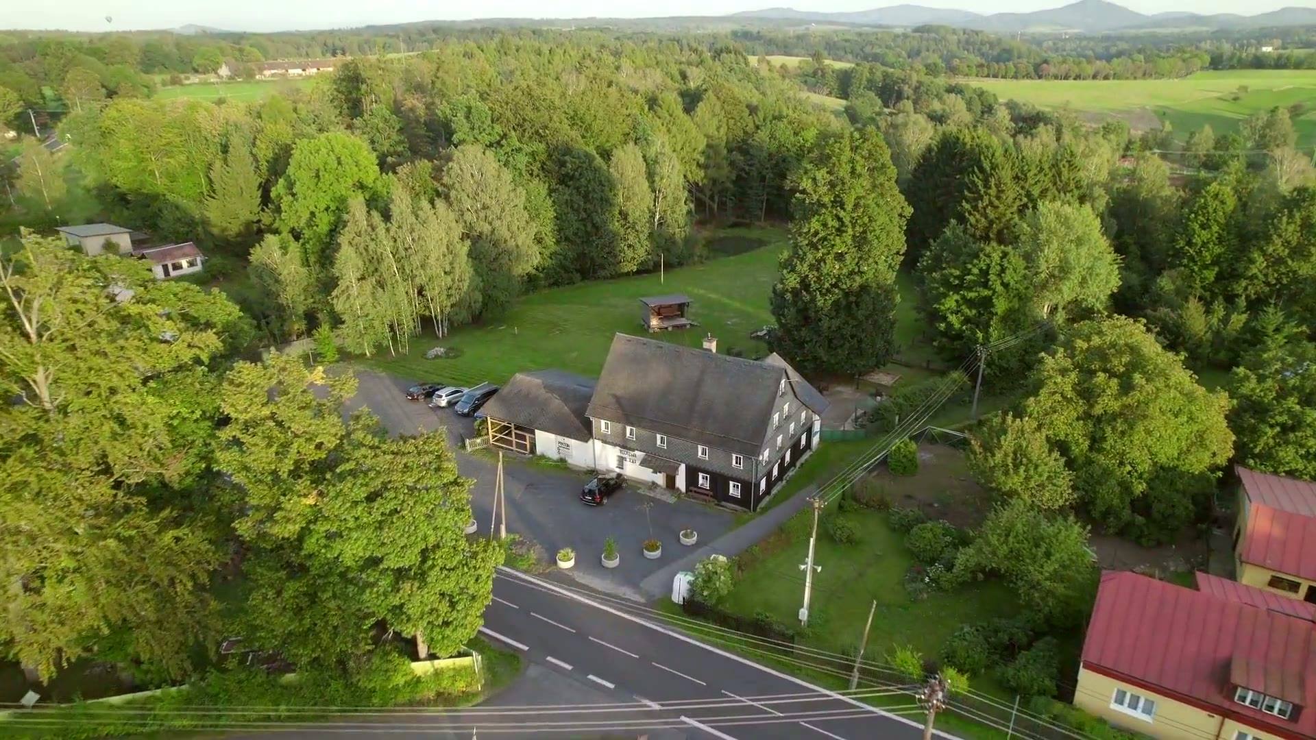 Vlčárna a okolní krajina z ptačí perspektivy