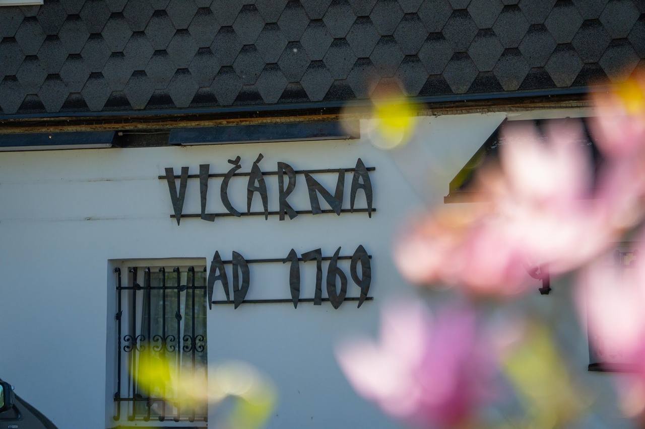 Nápis Vlčárna AD 1769 na fasádě